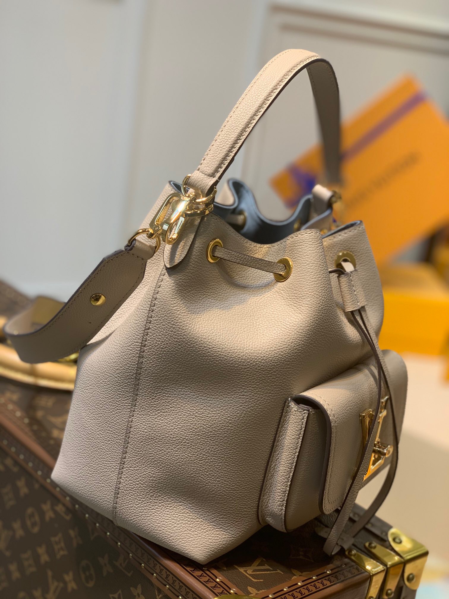 l0vis Vvtt0n lockme bucket bag greige m57688 20 x 22 x 13 cm