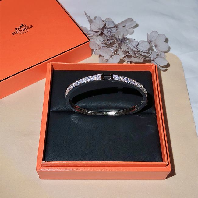H**me5 bracelet 02