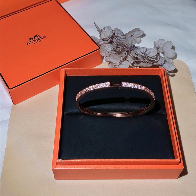 H**me5 bracelet 02
