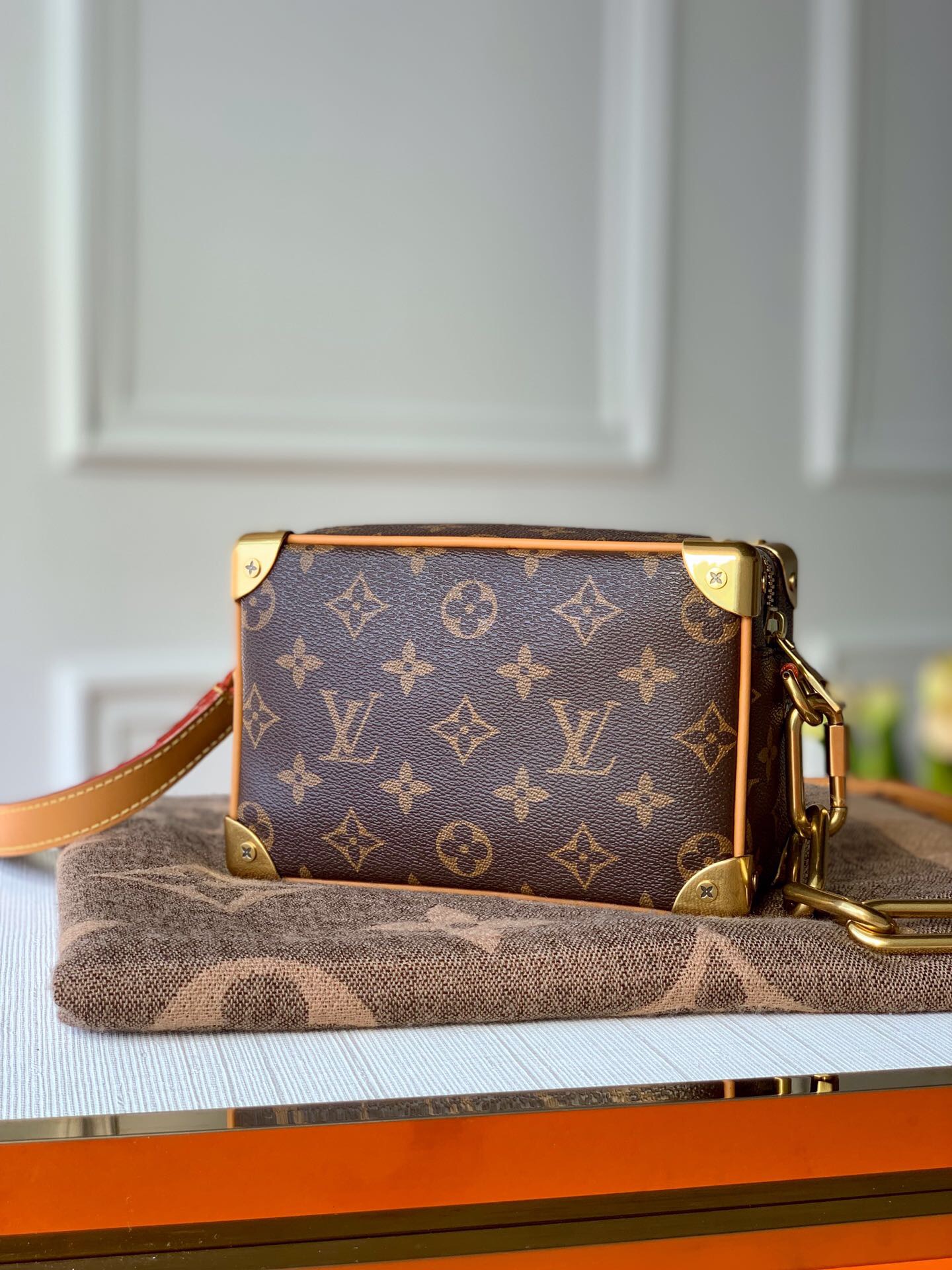 Iconic Monogram print with contrasting resin chain M68906  18.5cm
