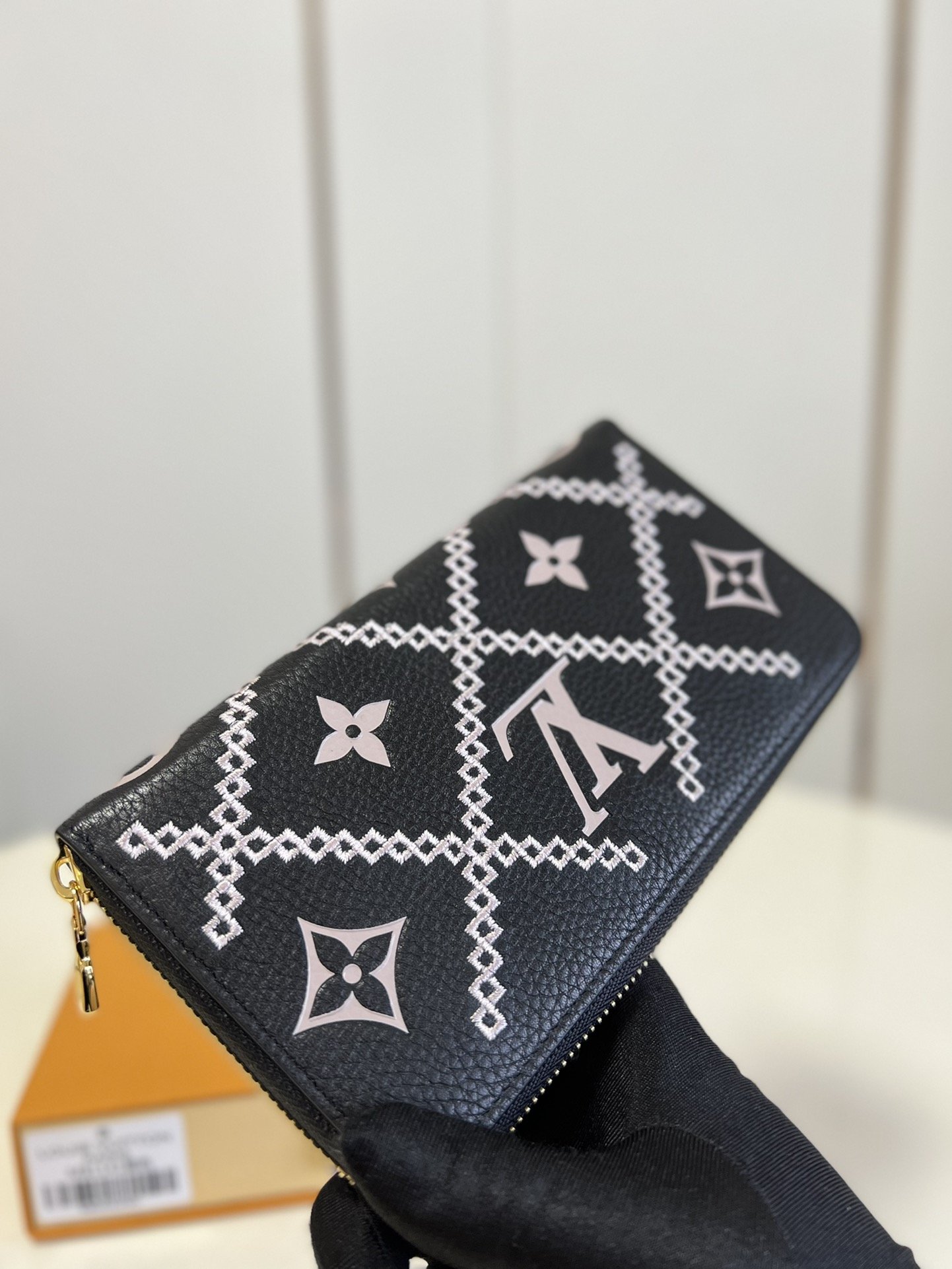 L-V M81141 Zippy Monogram Vernis black 19.5cm