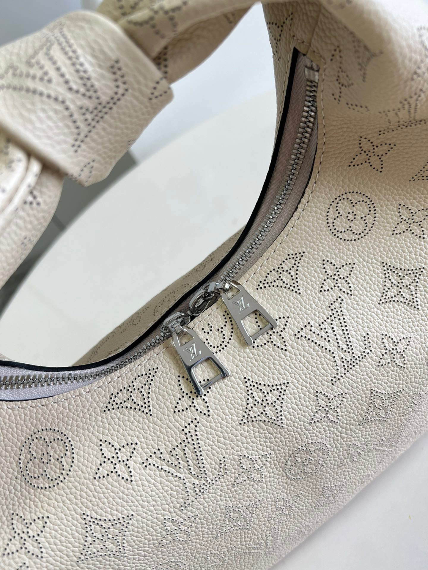 LV Why not PM white M20700 28cm