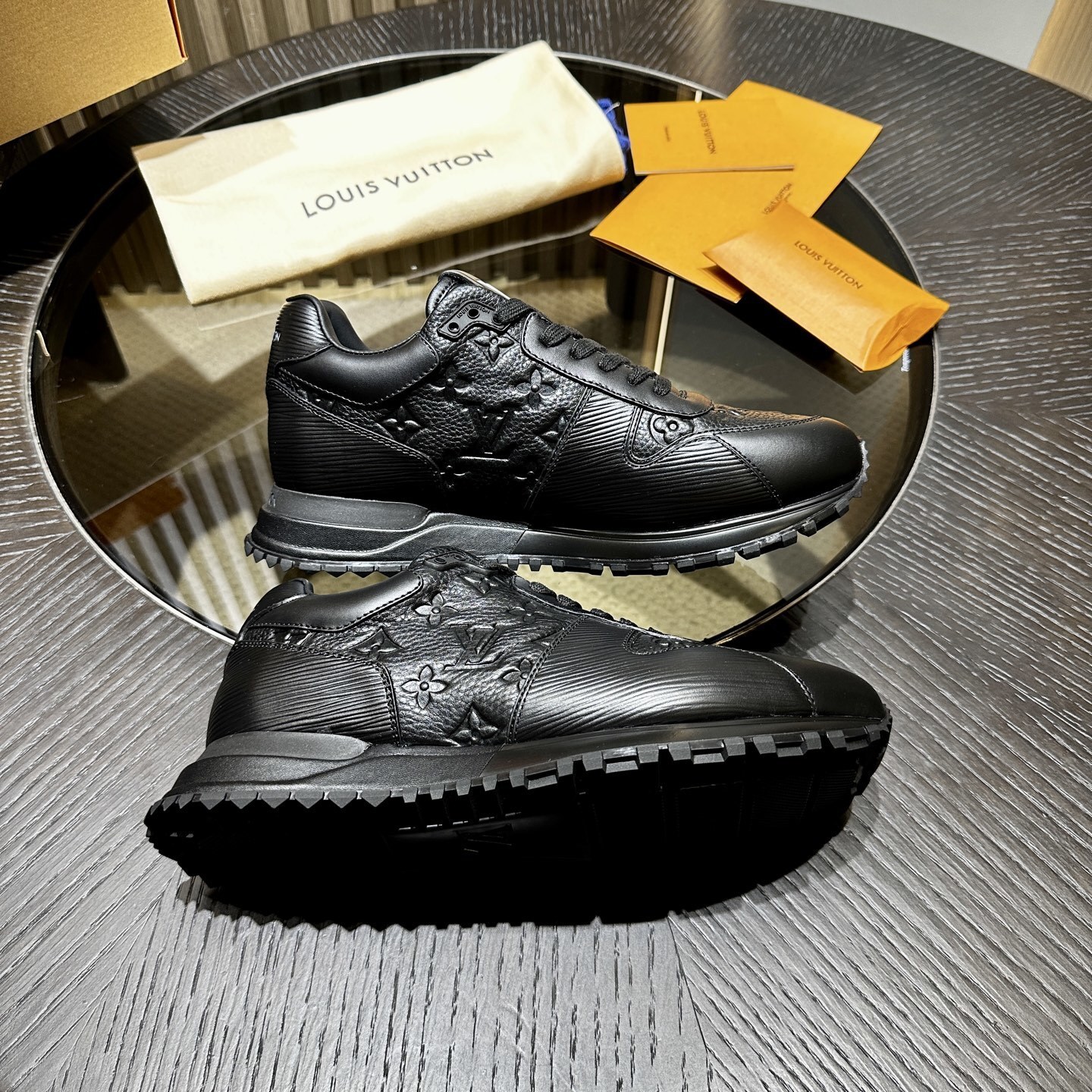 LV Run Away 01
