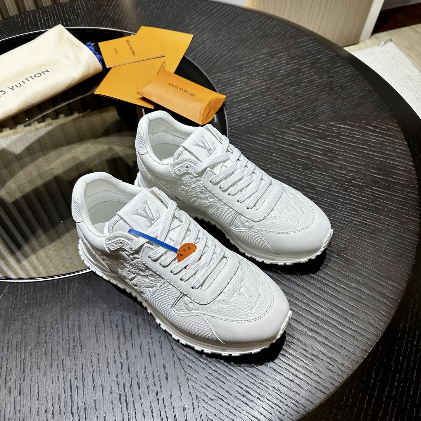 LV Run Away 02